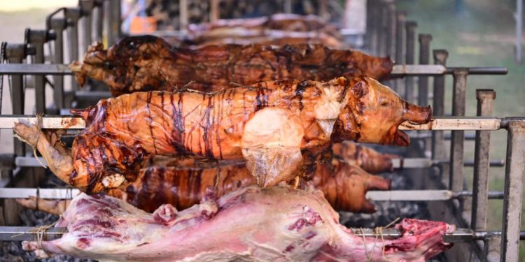 FOTO I VIDEO Odojci i janjci: Sinjani i gosti navalili na pečeno meso nakon mise. Tradicija je tradicija…