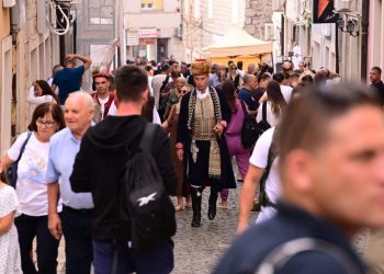 FOTO I VIDEO Traje procesija na ulicama Sinja