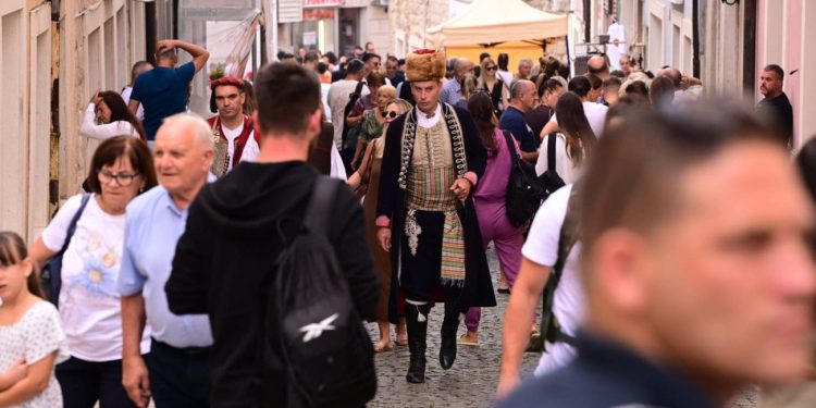 FOTO I VIDEO Traje procesija na ulicama Sinja