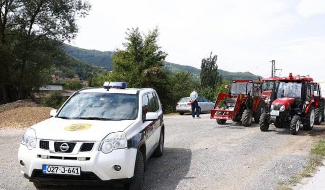 FOTO Mirni prosvjed poljoprivrednika u Sarajevu zaustavila policija, onemogućen prosvjed pred Vladom