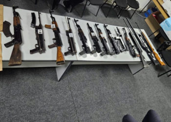 FOTO Muškarac uhićen zbog napada na policiju, pa mu pronašli puške, pištolje i streljivo