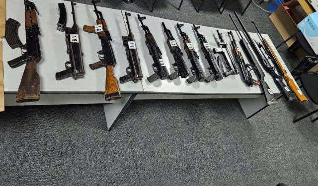 FOTO Muškarac uhićen zbog napada na policiju, pa mu pronašli puške, pištolje i streljivo