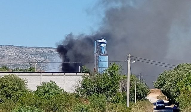 FOTO Požar u naselju kod Mostara, vatra se približila kućama