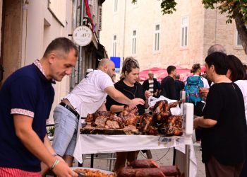 FOTOGALERIJA Pečeno se na veliko prodaje u centru Sinja. Pogledajte prizore