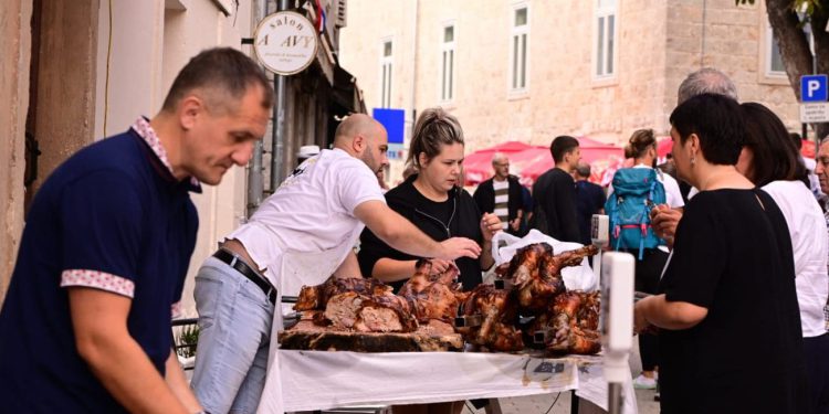 FOTOGALERIJA Pečeno se na veliko prodaje u centru Sinja. Pogledajte prizore