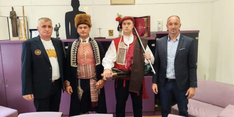 FOTOGALERIJA Svečano uručen poziv gradonačelniku Sinja za 310. Sinjsku alku