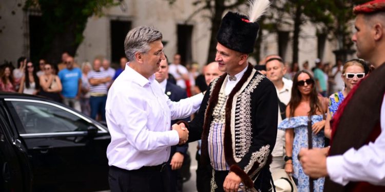 FOTOGALERIJA Vrh države je u Sinju. Svi su tu, a bogati tradicionalni prijem i ove godine je bio kod alaj-čauša. Ovo smo zabilježili