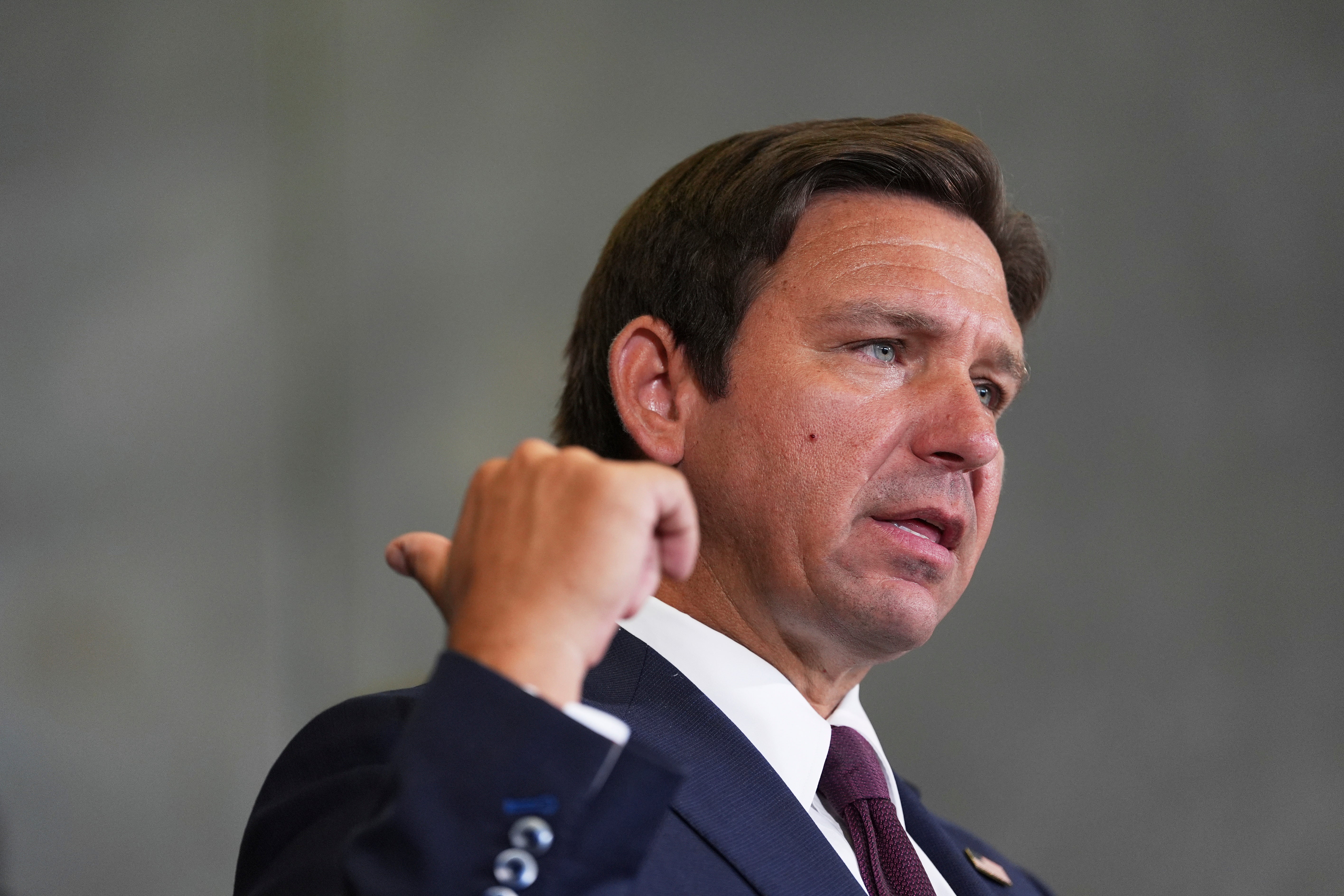 Vlada Floride Ron Desantis govori tijekom konferencije za novinare o nedavnoj operaciji provedbe imigracije, u Uredu za imigraciju i provedbu carinskog provedbe i provedbe i uklanjanja, u Južnoj Floridi, 1. svibnja 2025., u Miramaru, Fla. (AP Photo/Rebecca Blackwell, File)