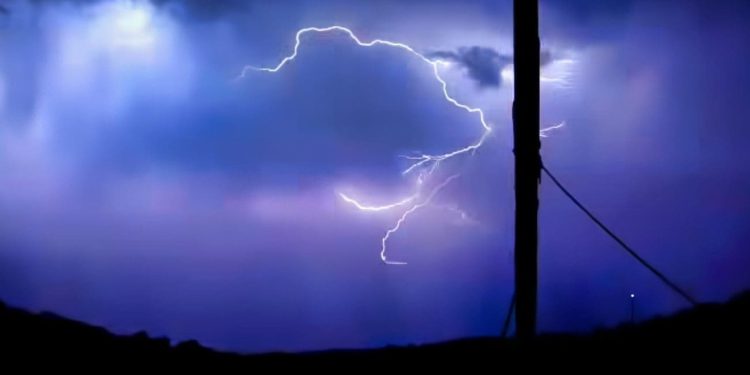 Fotograf iznad Hvara snimio posebnu vrstu munje, ovakvo što se ne viđa često