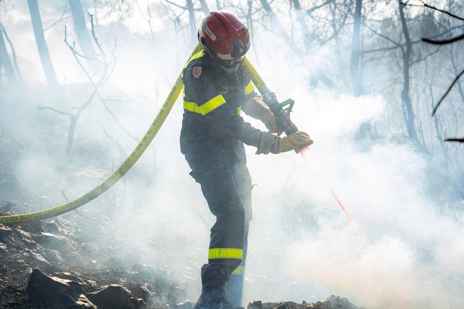 Ova fotografija koju je u petak, 8. kolovoza, 2025. godine, dao The Securite Civile, prikazuje vatrogasac koji se borio protiv požara u četvrtak, 7. kolovoza 2025. u blizini Jonquieresa, južna Francuska. (Securit Civile putem AP)