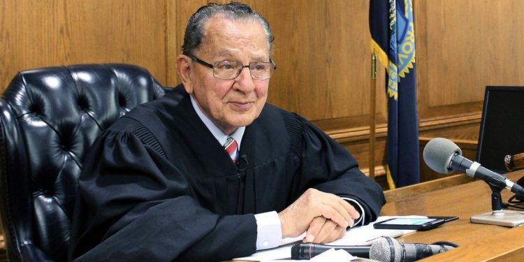 Frank Caprio, sudac Rhode Islanda koji je svojim suosjećanjem privukao ogromnu internetsku publiku, umire u 88 godina u dobi od 88 godina