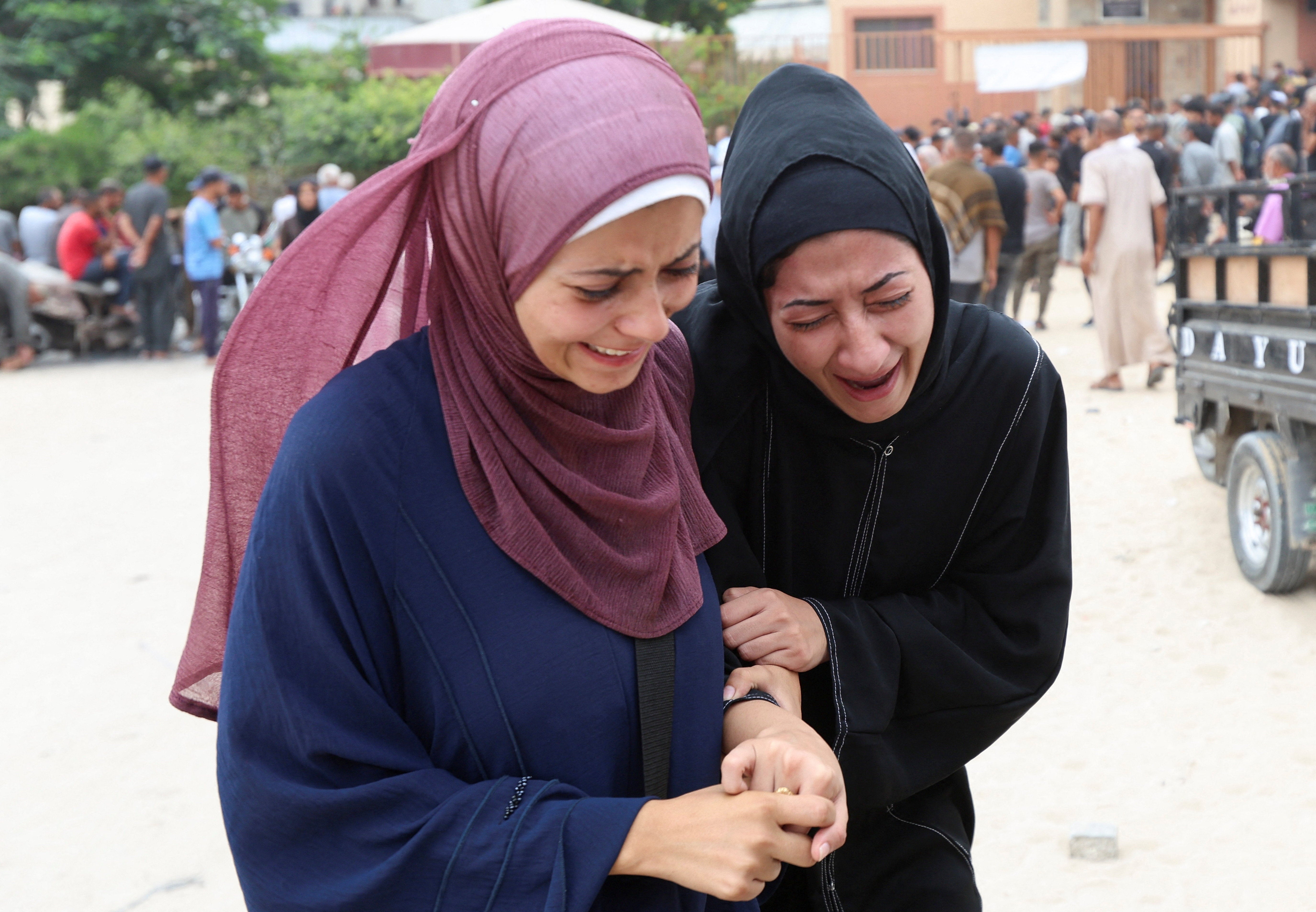 Ožalošćeni na sprovodu Palestinaca ubijenih izraelskom vatrom dok su pokušavali primiti pomoć u četvrtak