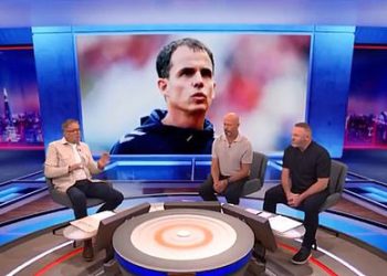 GACKAJ GEDICI GADITELJI DA PREDSTAVLJUJU PRVO SESTVO NOVE ERA, jer Wayne Rooney kritiziraju obožavatelji nakon njegove prve emisije kao redoviti nakon 800.000 funti ugovora