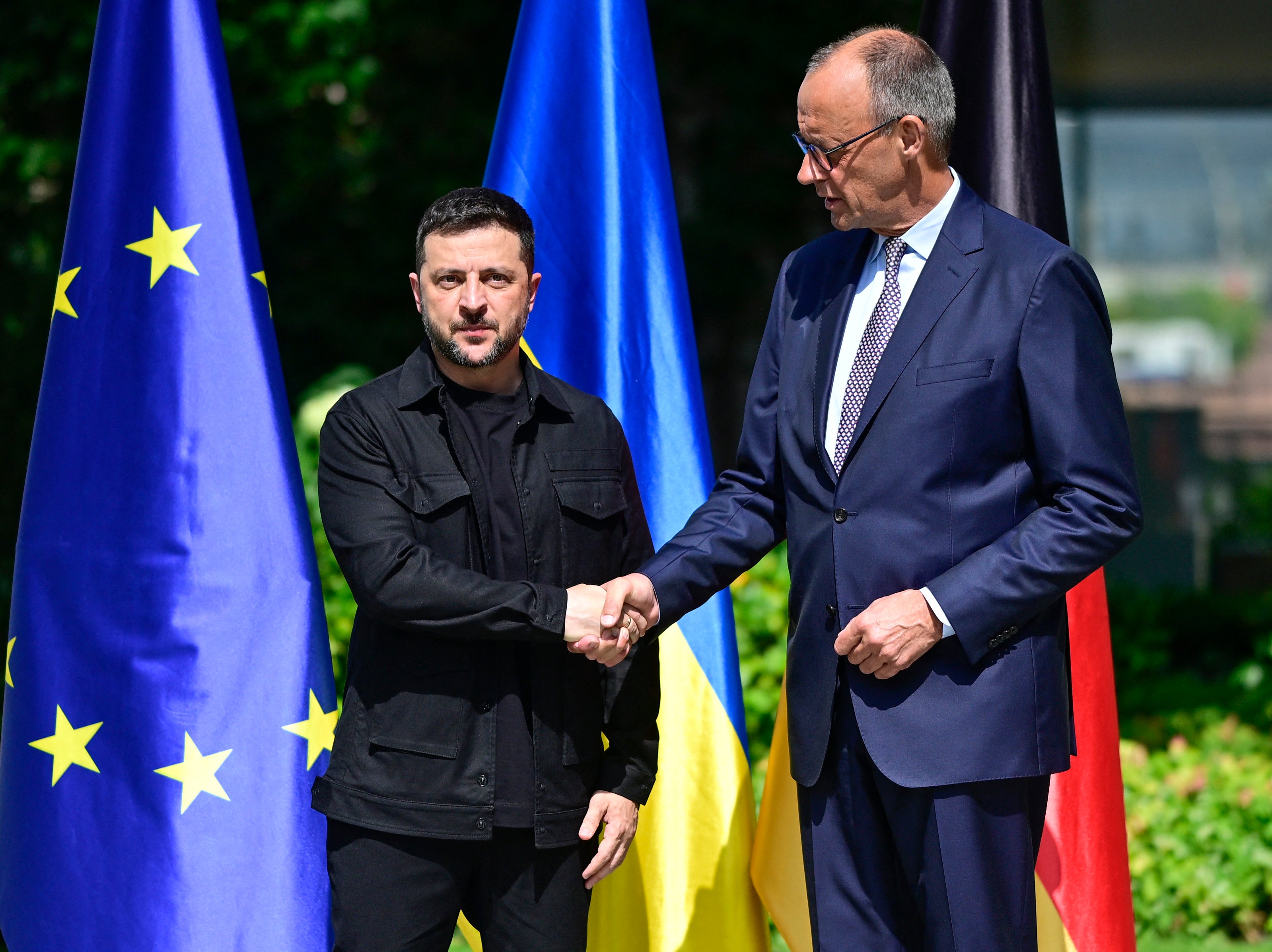 Volodymyr Zelensky dočekao je njemački kancelar Friedrich Merz po dolasku u Berlin kako bi se pridružio video konferenciji europskih čelnika s američkim predsjednikom u Ukrajinskom ratu uoči samita između američkih i ruskih čelnika, 13. kolovoza 2025.