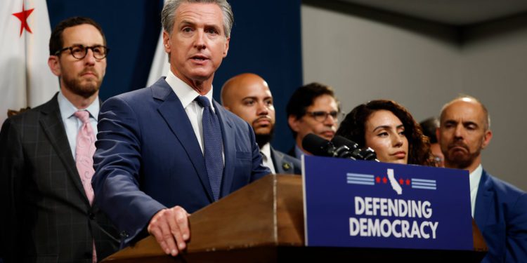 Gavin Newsom potpisuje Bill koji predlaže nove kongresne karte u Kaliforniji kao odgovor na napore u Teksasu da doda pet mjesta GOP -a