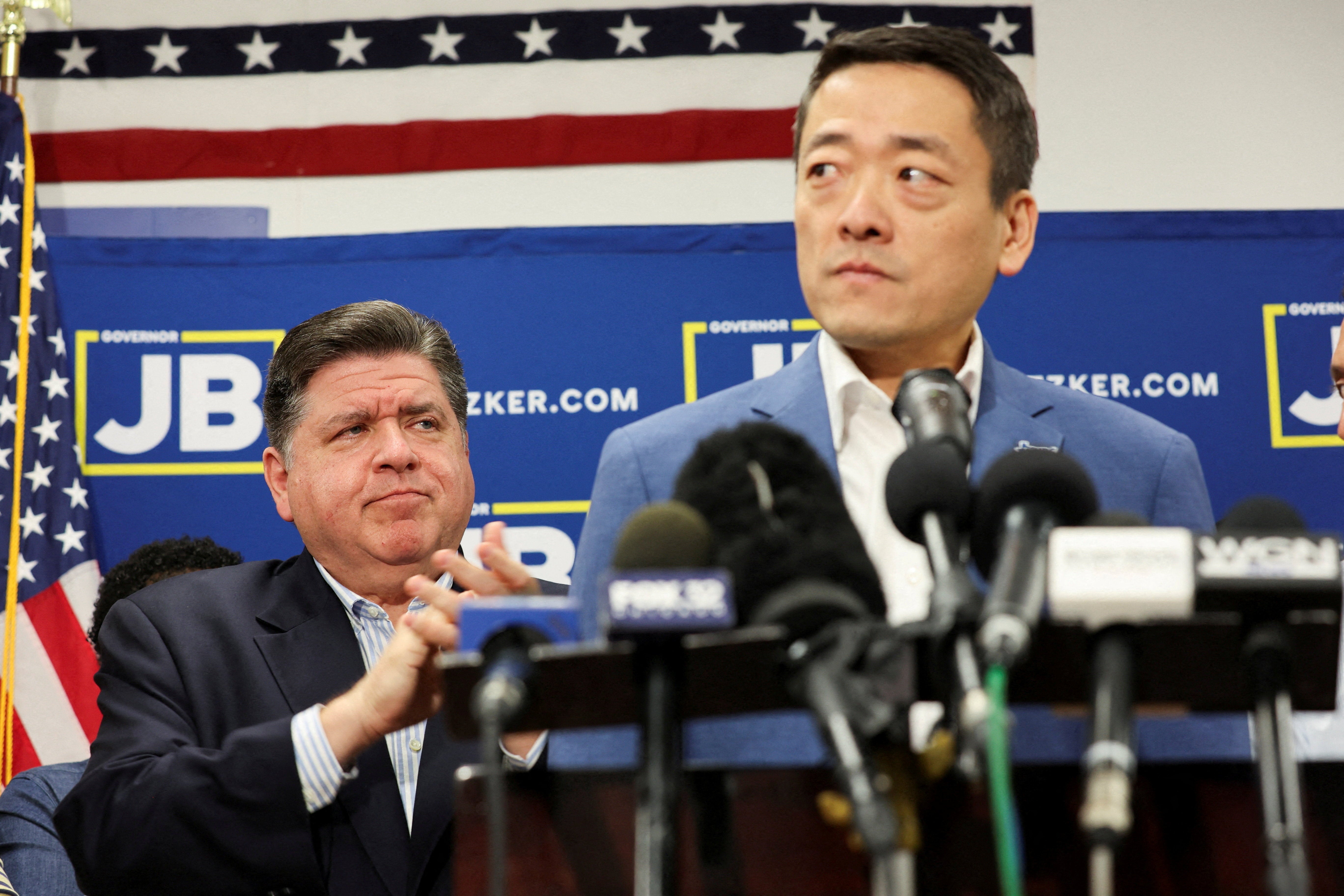 Texas State, veleposlanik Gene Wu, održava konferenciju za novinare u Carol Stream, Illinois, u nedjelju dok guverner Illinoisa JB Pritzker gleda na