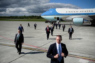 Datoteka: Američki predsjednik Donald Trump gestikulira dok hoda po asfaltu u zrakoplovnoj bazi Elmendorf u Anchorageu na Aljasci
