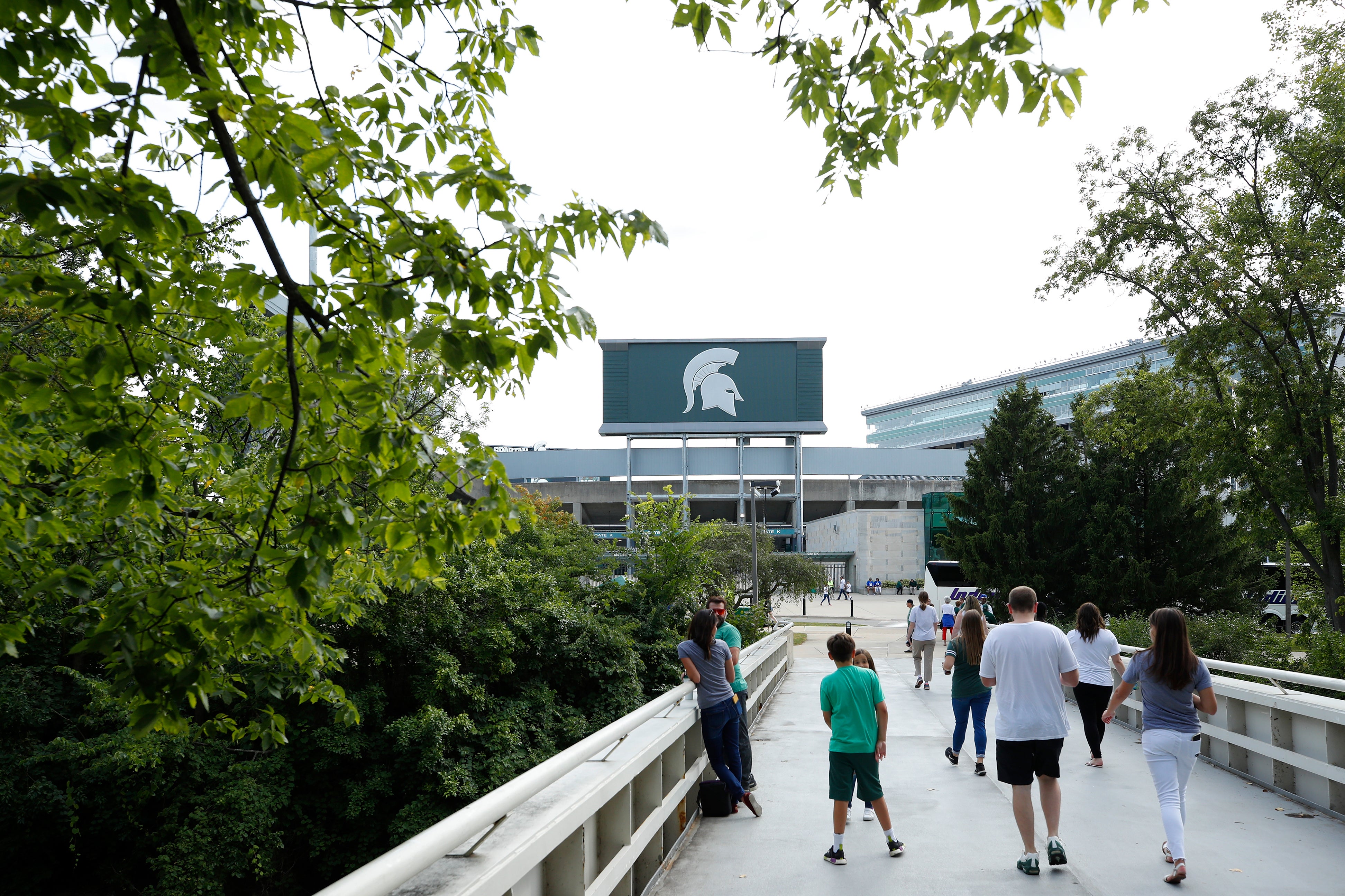 Pogled na Spartan stadion na kampusu Sveučilišta Michigan State University. Wei tvrdi da joj škola nije pružila zaštitnu opremu ili trening dok je prskala pesticide