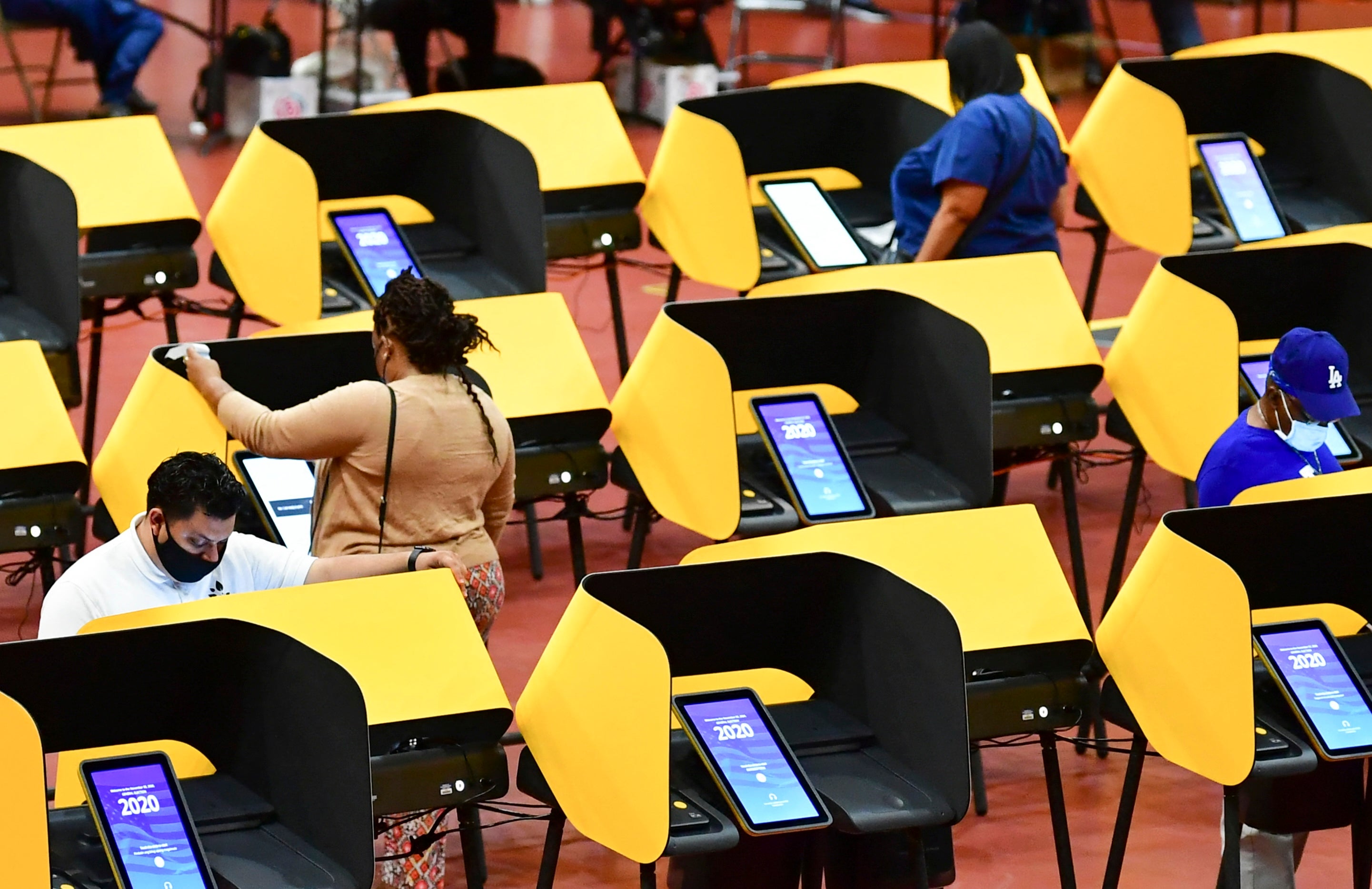 Županija Los Angeles predstavila je Smartmatic sustav glasanja za izbore 2020. godine, a sada savezni tužitelji optužuju službenike kompanije za primanje mita