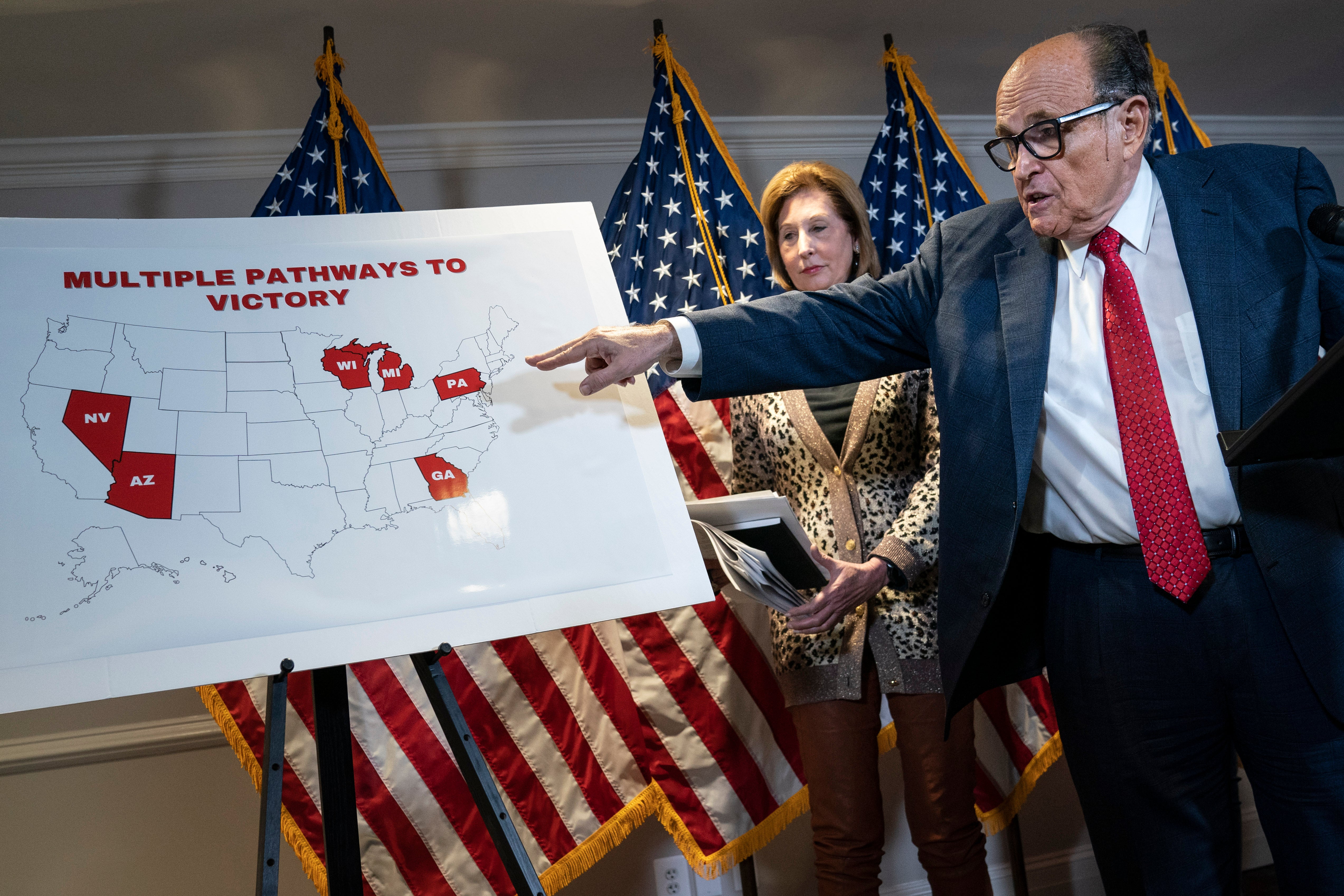 Sidney Powell i Rudy Giuliani, kampanja surogata za predsjednika Donalda Trumpa, doveli su u pitanje rezultate izbora 2020. u nizu neuspjelih pravnih izazova i teorija zavjere, a mnogi uključuju glasačke strojeve