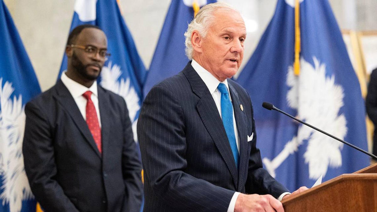 Vladin Henry McMaster razgovara s novinarima s generalnim nadzornikom Južne Karoline, Brianom Gainesom koji stoji iza njega