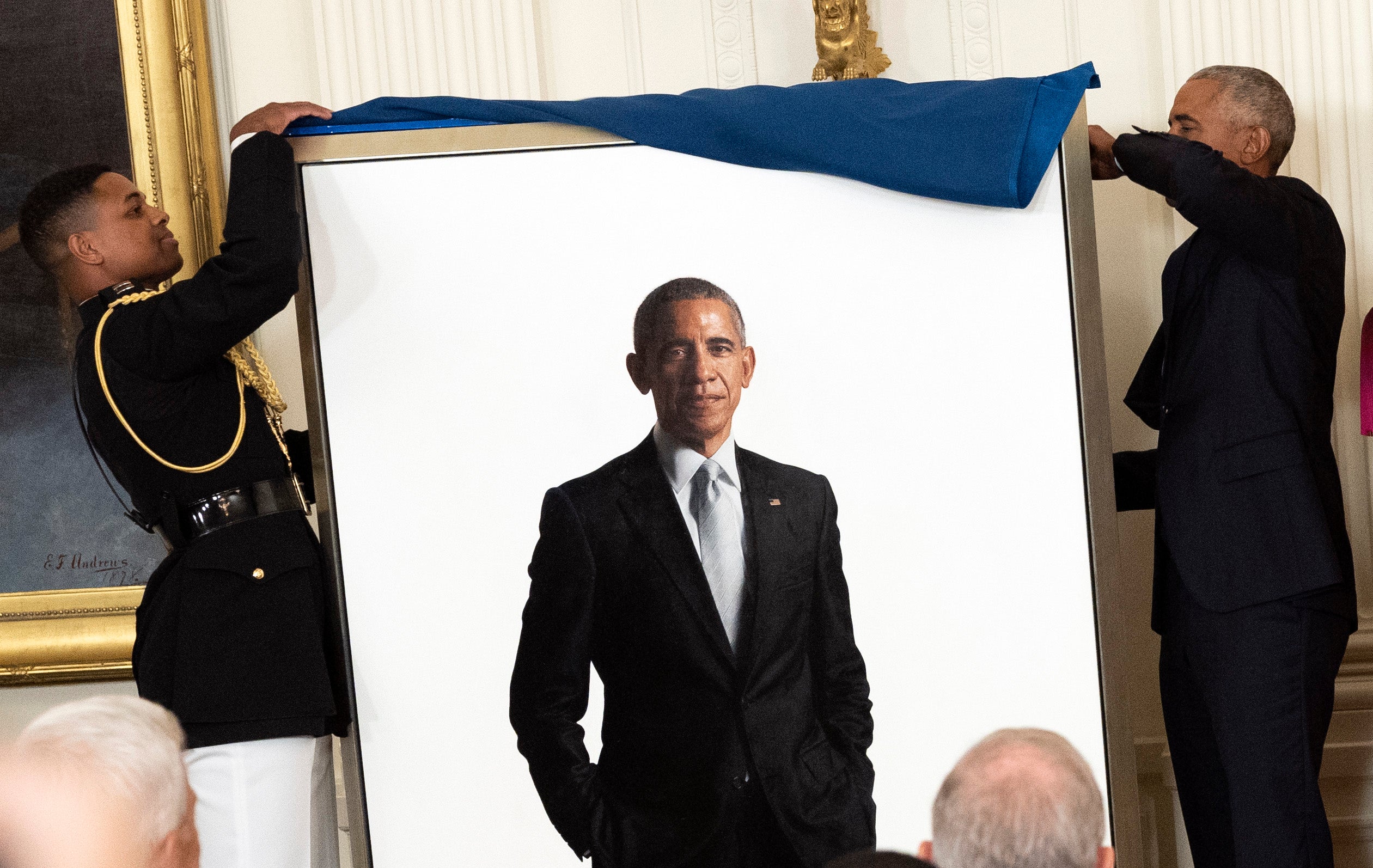 Službeni portret bijele kuće bivšeg predsjednika Baracka Obame, viđen 2022. godine tijekom ceremonije otkrivanja. Portret je sada izvan vida posjetitelja, navodi se novo izvješće