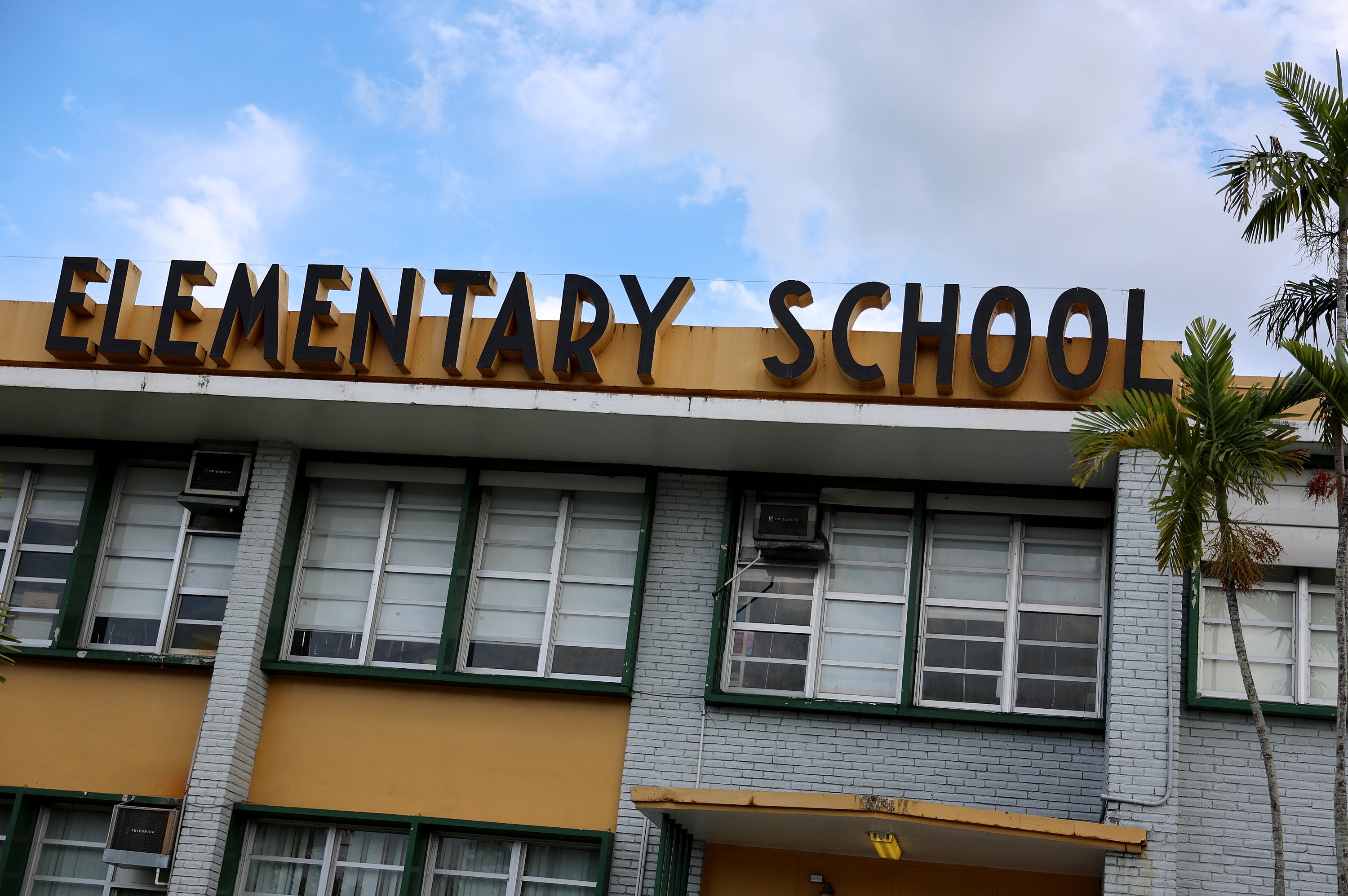 I osnovne i srednje škole podučavaju seksualno obrazovanje. Ali predmet se razlikuje prema državi