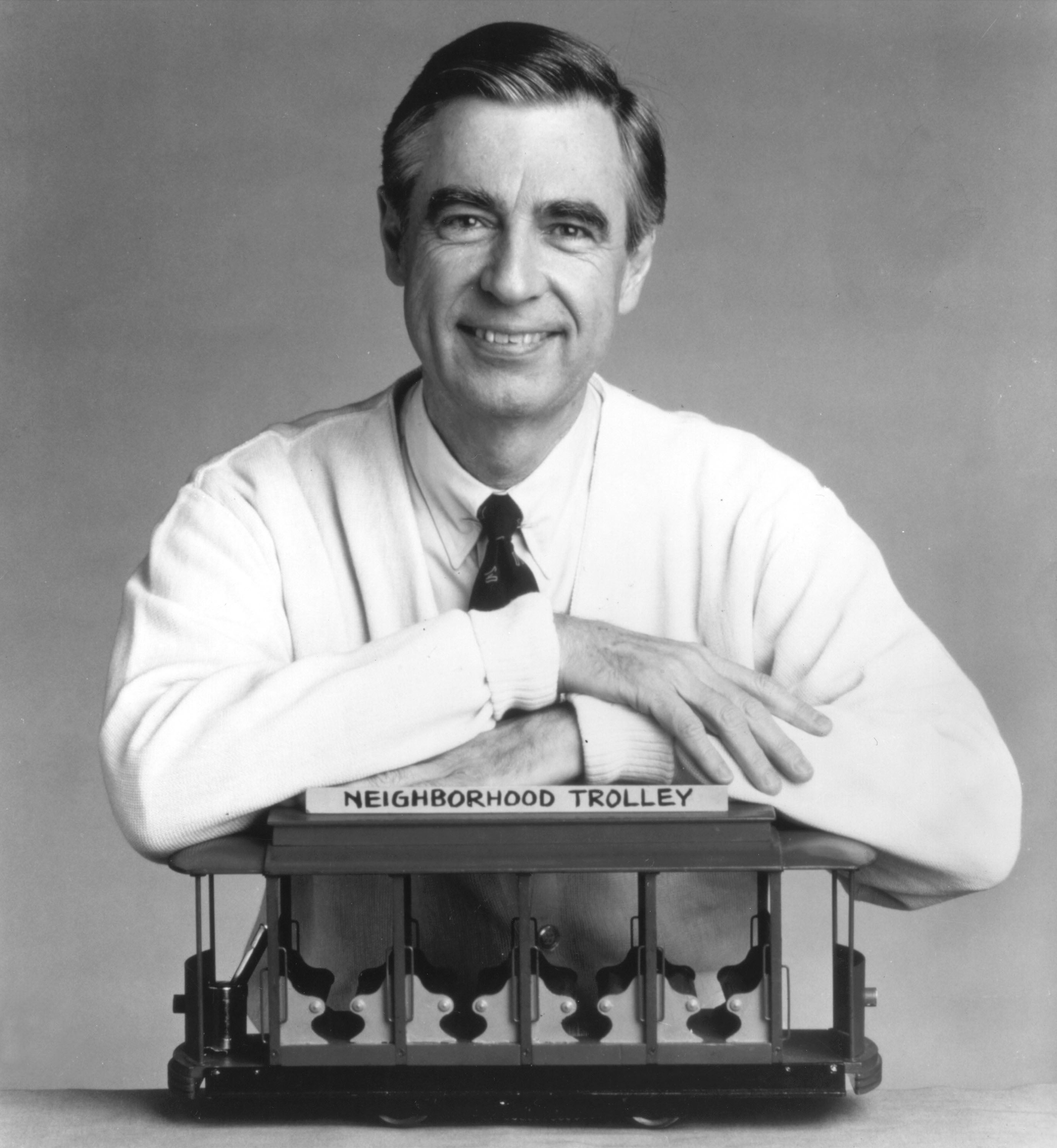 Fred Rogers naslava ruke na malom kolicama u ovom promotivnom portretu. U svom programu je uglavnom podučavao socijalne vještine djece