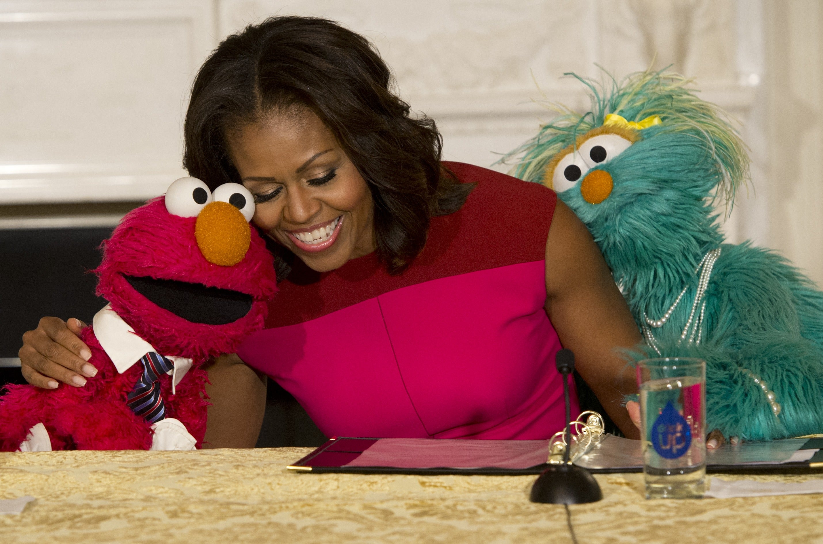 Tada prva Lady Michelle Obama prihvaća likove ulice Sesame Elmo i Rosita