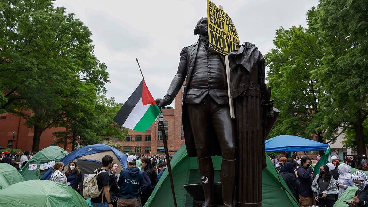 Kip George Washington koji drži palestinsku zastavu u kampusu GWU
