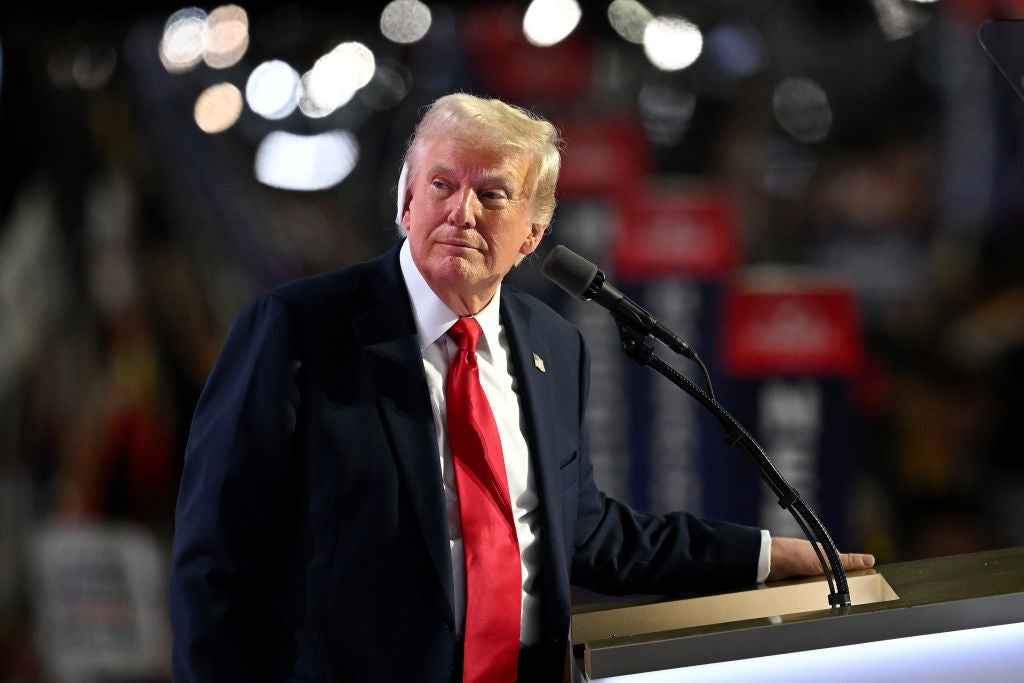 Donald Trump, s zavojem na uhu od pokušaja atentata, u subotu je zarobljen na svom skupu, govori u RNC -u nakon što je prihvatio republikansku nominaciju za predsjednika 2024. godine.
