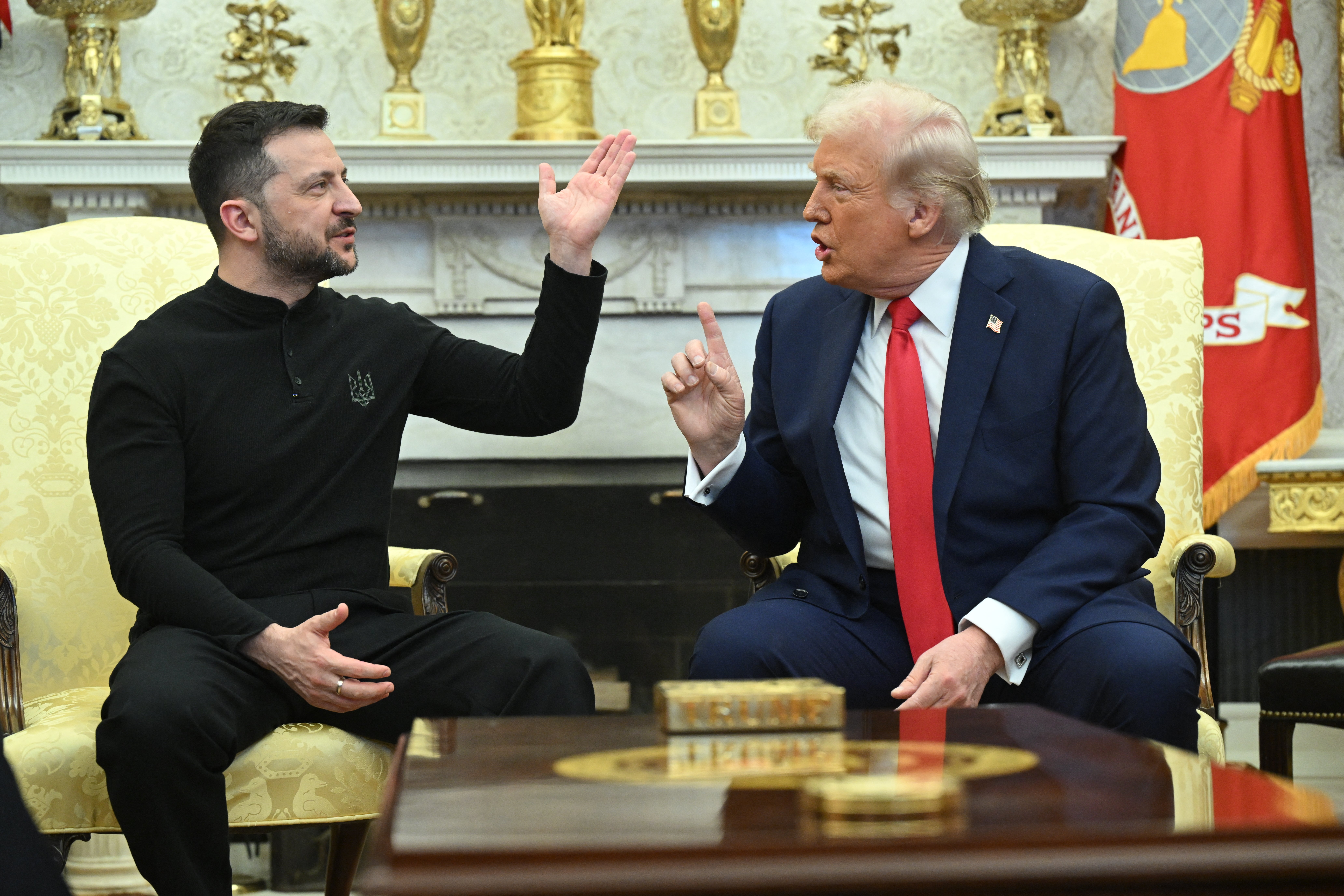 Predsjednik Donald Trump i ukrajinski predsjednik Volodimyr Zelensky govore usred kaotičnog sastanka u Bijeloj kući u ožujku