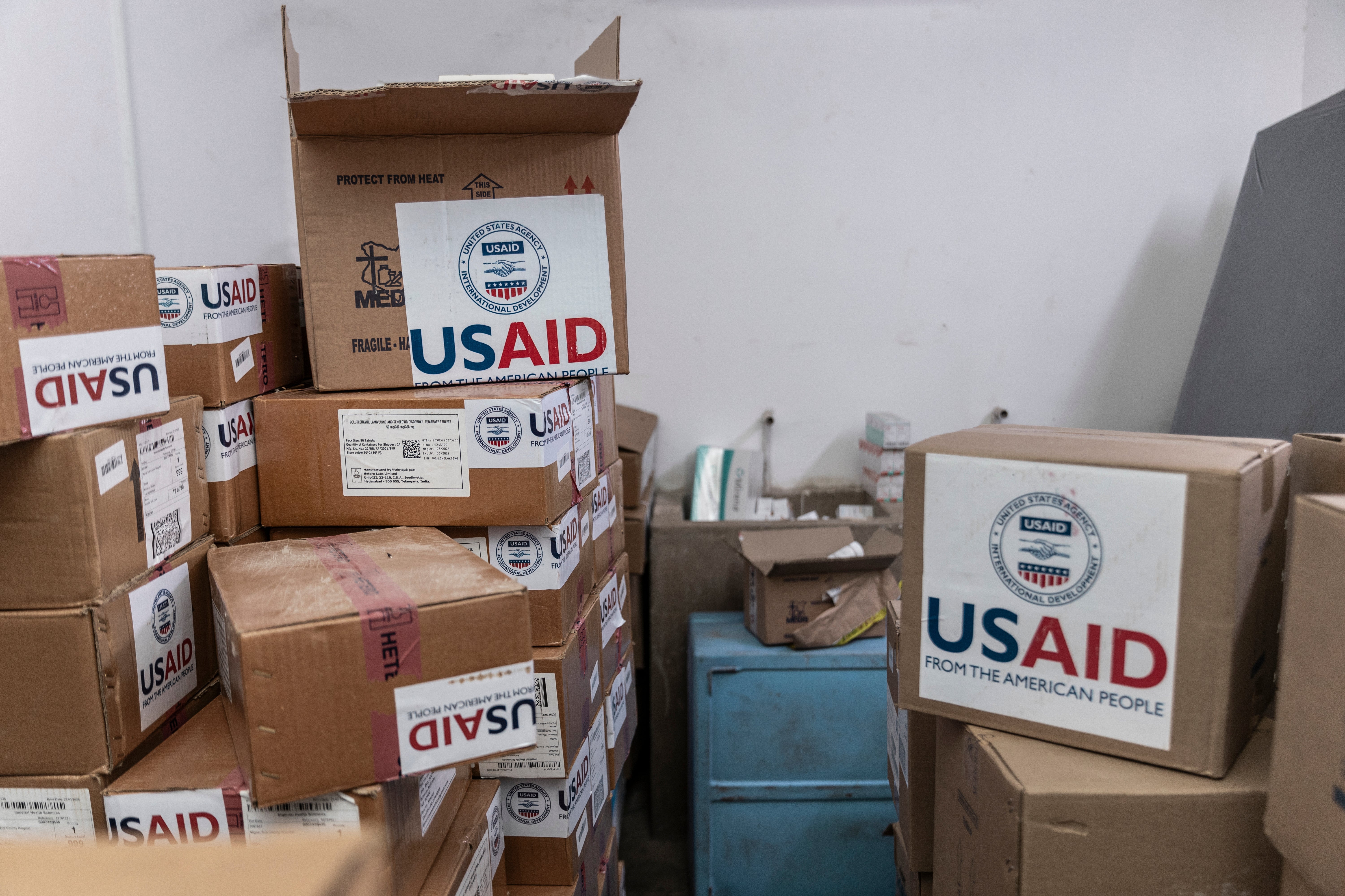 Slučajevi pomoći u hrani sjedili su u skladištima širom zemlje, čekajući da ih netko pokupi dok administracija demontira USAID