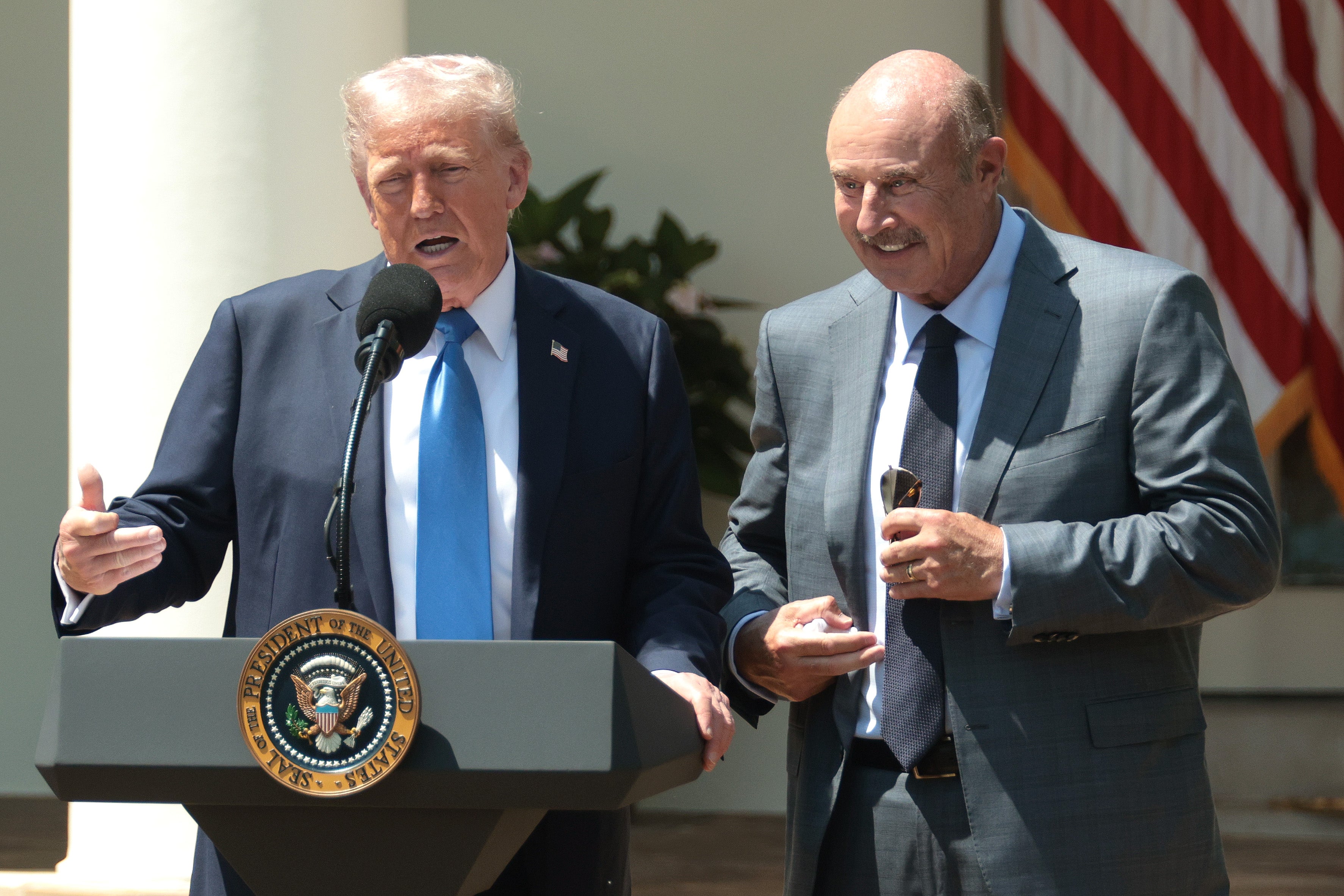 Dr. Phil, viđen ovdje s predsjednikom Donaldom Trumpom, pojavio se u stvarnom vremenu s Billom Maherom u petak navečer