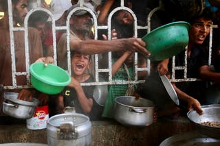 Izgladnjeli Palestinci kako bi primili topli obrok u dobrotvornoj kuhinji u području Mawasi u Khan Yunisu u traci Južne Gaze 22. srpnja 2025.