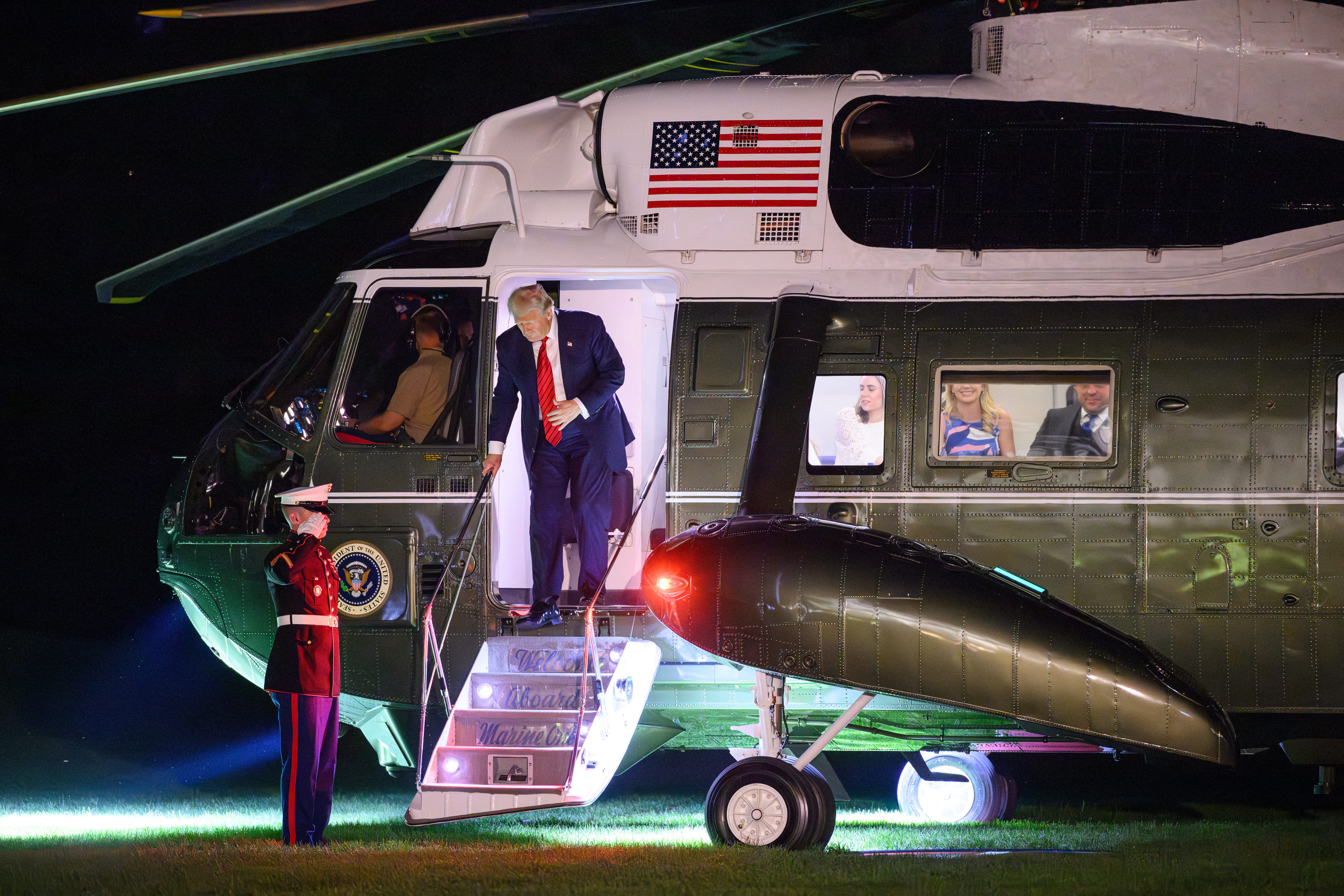 Američki predsjednik Donald Trump odlazi s marine na južnom travnjaku po dolasku u Bijelu kuću u Washingtonu, DC