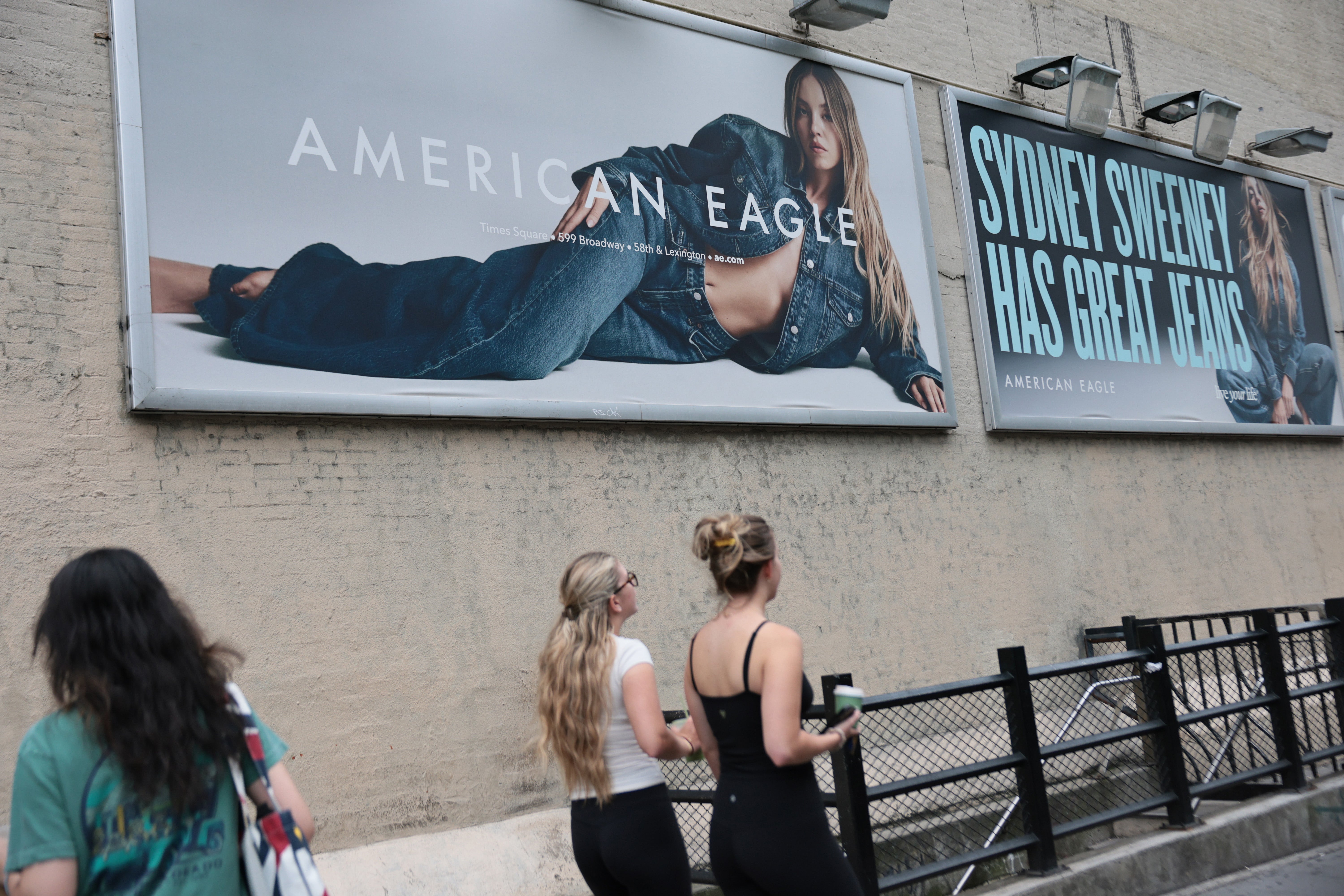 American Eagle stajao je uz oglas i Sweeney, tvrdeći da je to i uvijek se radilo o trapericama '