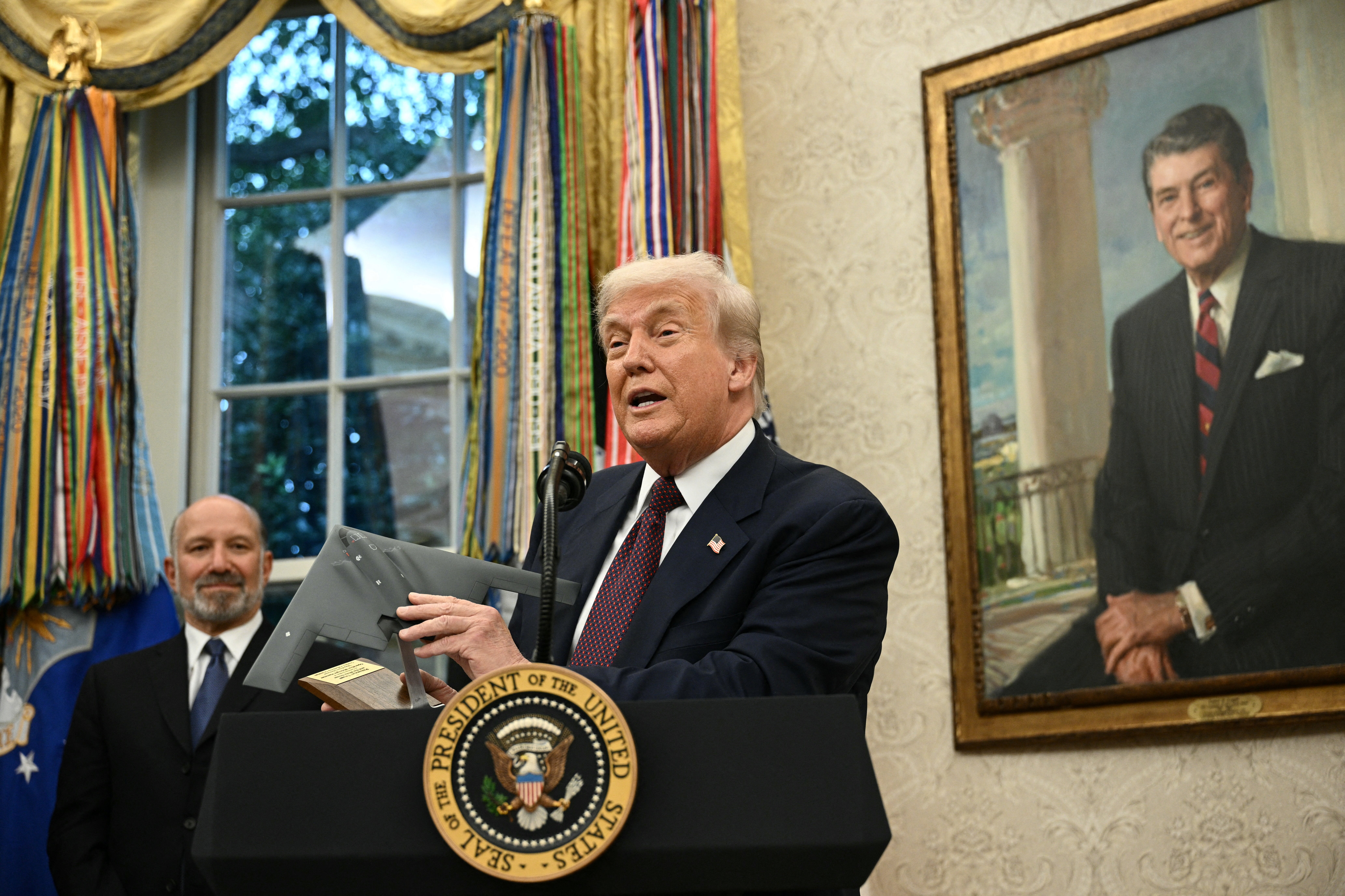 Američki predsjednik Donald Trump govori u Ovalnom uredu Bijele kuće u Washingtonu, DC