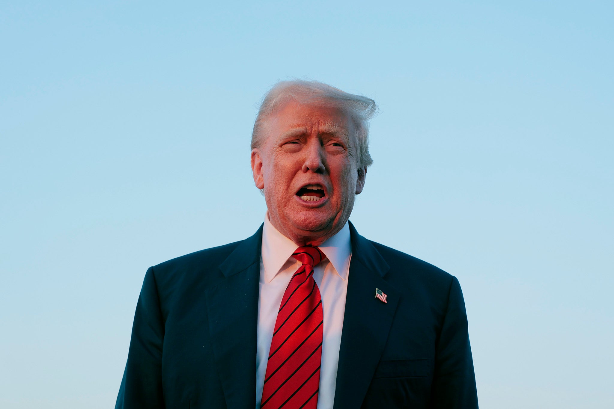 Trump se obraća novinarima na Međunarodnoj zračnoj luci Lehigh Valley 3. kolovoza 2025. o napetostima između Kambodže i Tajlanda