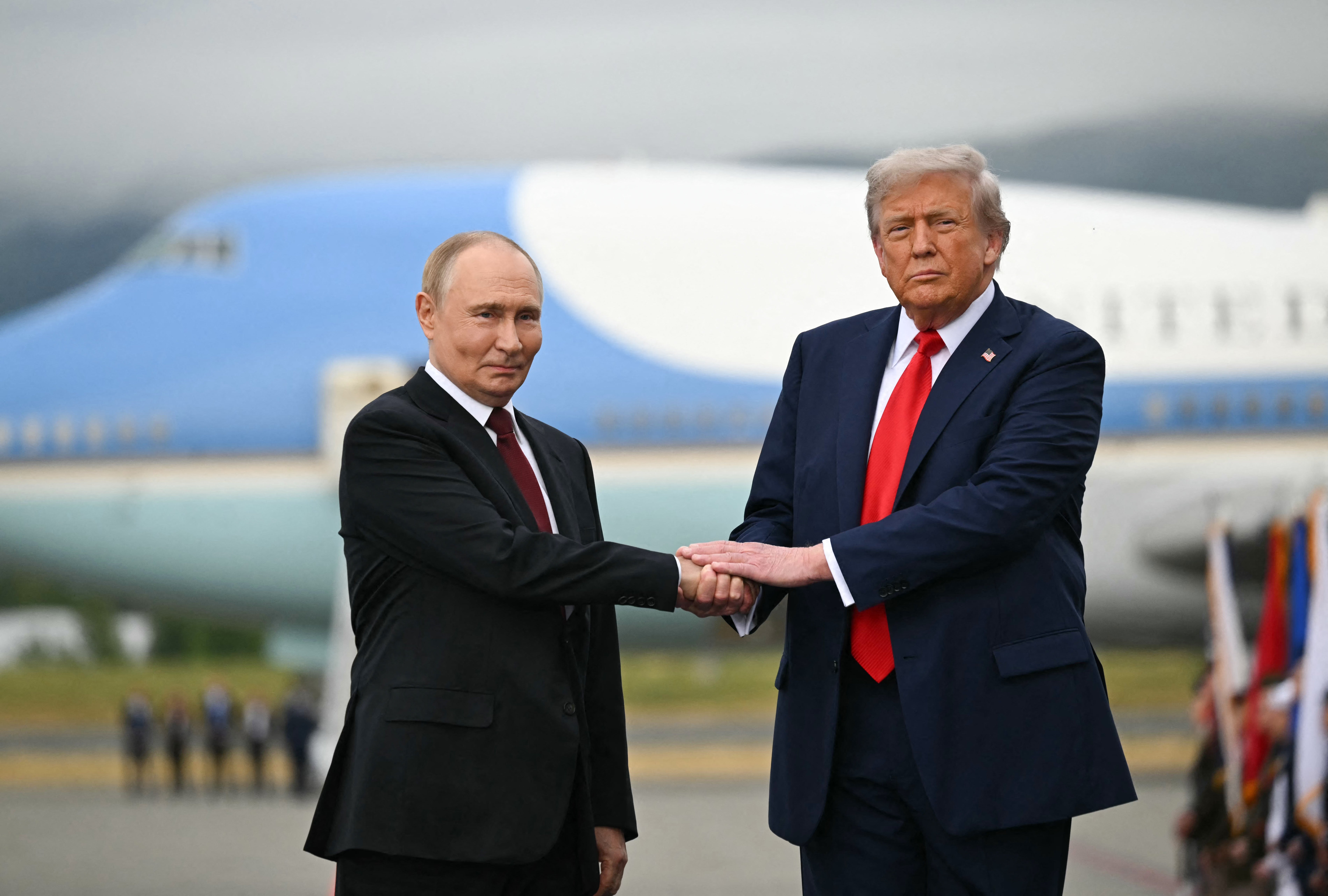Poput starih prijatelja koji su se prvi put uhvatili u godinama, Vladimir Putin i Donald Trump srdačno su se sreli na asfaltu američke vojne baze na Aljasci u petak.