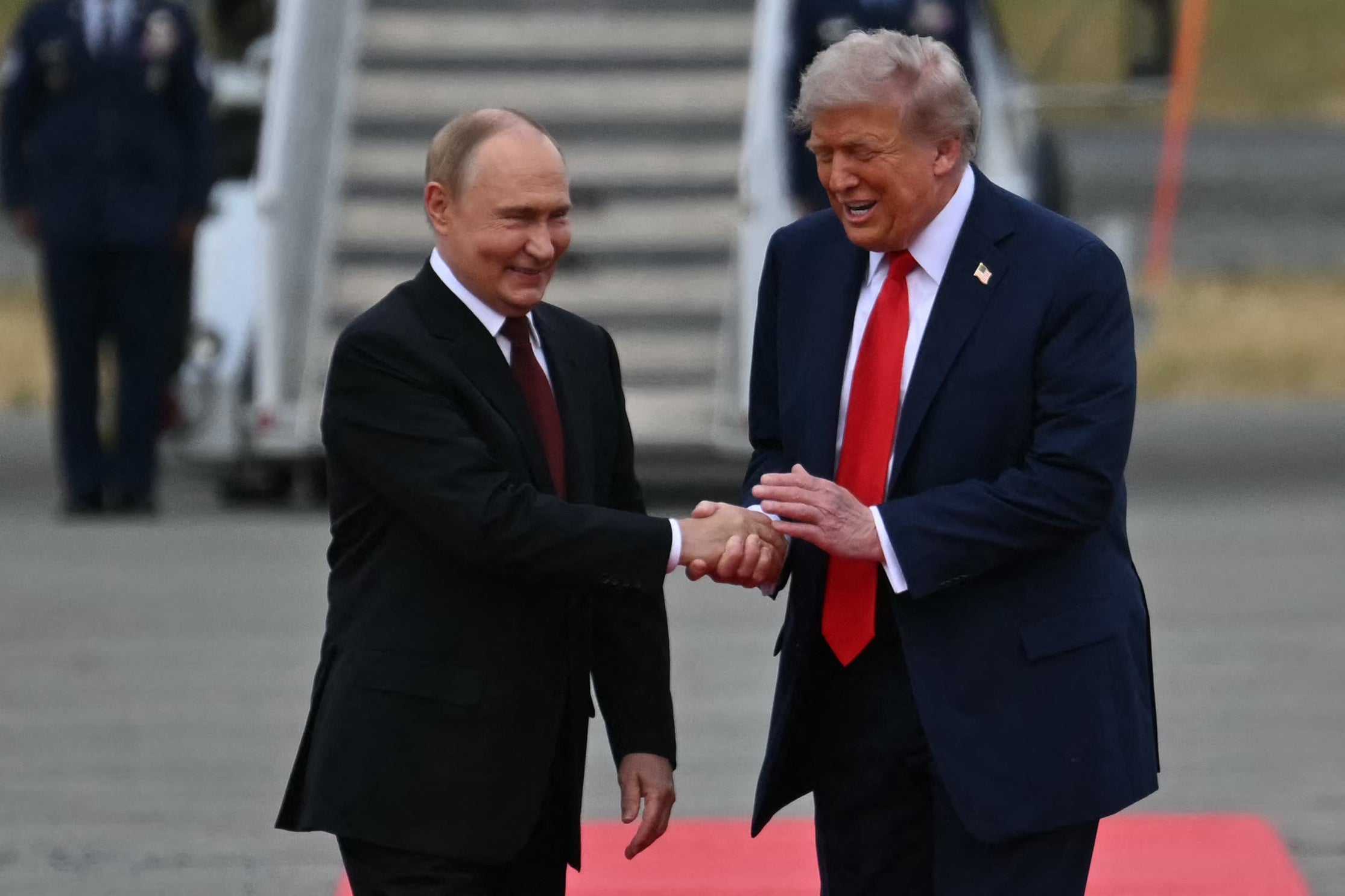Predsjednik Donald Trump rukuje se s ruskim predsjednikom Vladimirom Putinom u petak. Kao odgovor na pitanja novinara o njegovoj invaziji na Ukrajinu i njegovom sastanku s Trumpom, Putin je odgovorio: 
