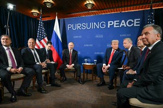 Američki predsjednik Donald Trump (CR) i ruski predsjednik Vladimir Putin (CL) sastaju se tijekom američkog samita u Rusiji na Ukrajini u zajedničkoj bazi Elmendorf-Richardson u Anchorageu, Aljaska.