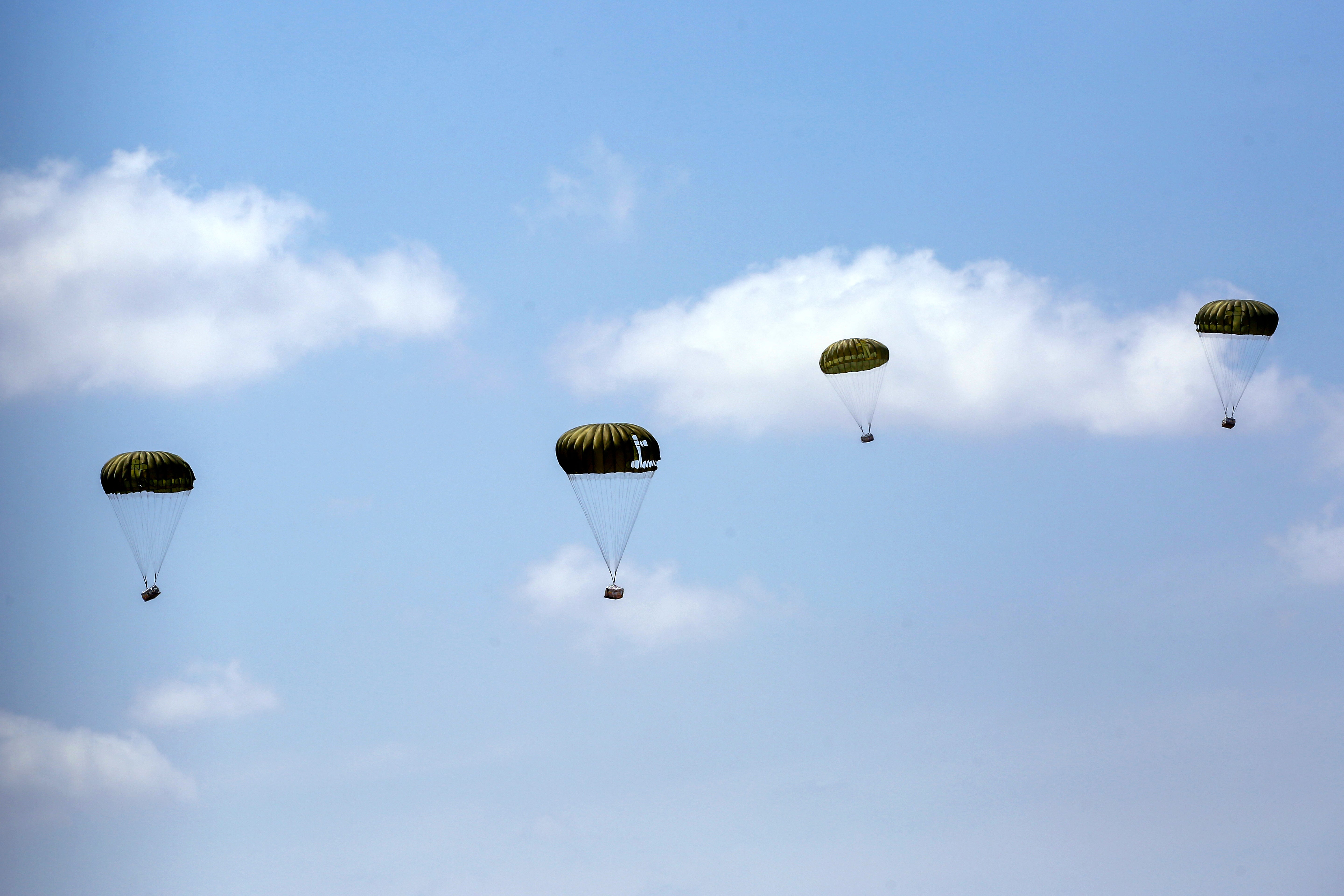Slika snimljena iz kampa Bureij za raseljene Palestine u središnjoj traci Gaze prikazuje pakete humanitarne pomoći koje su zračne zračne pomoći 17. kolovoza 2025.