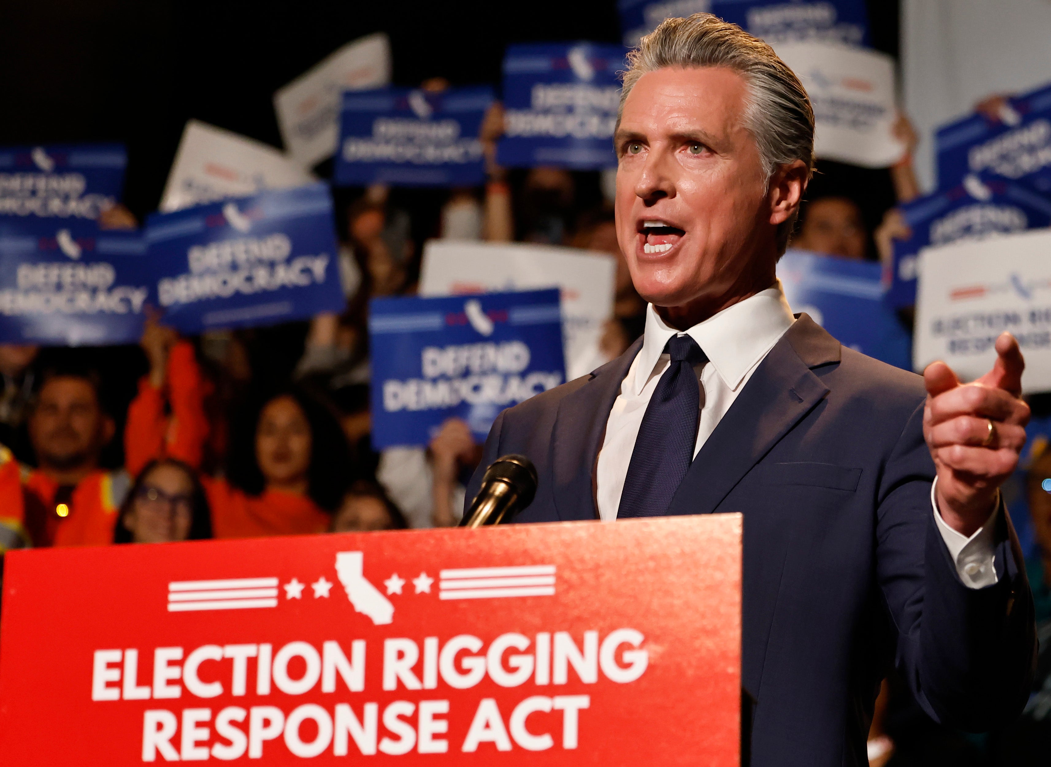 Dok je kalifornijski guverner Gavin Newsom verbalno udarao predsjednika Donalda Trumpa u auditoriju u Los Angelesu, agenti granične patrole su se provalili vani i izvršili barem jedno uhićenje