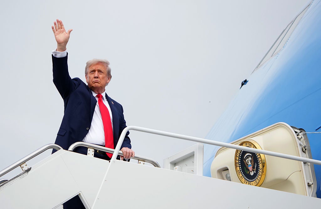 Donald Trump napušta Anchorage, Aljaska, nakon sastanka s ruskim predsjednikom Vladimirom Putinom. Trump će se sada sastati s Ukrajinom i svjetskim čelnicima u Bijeloj kući.