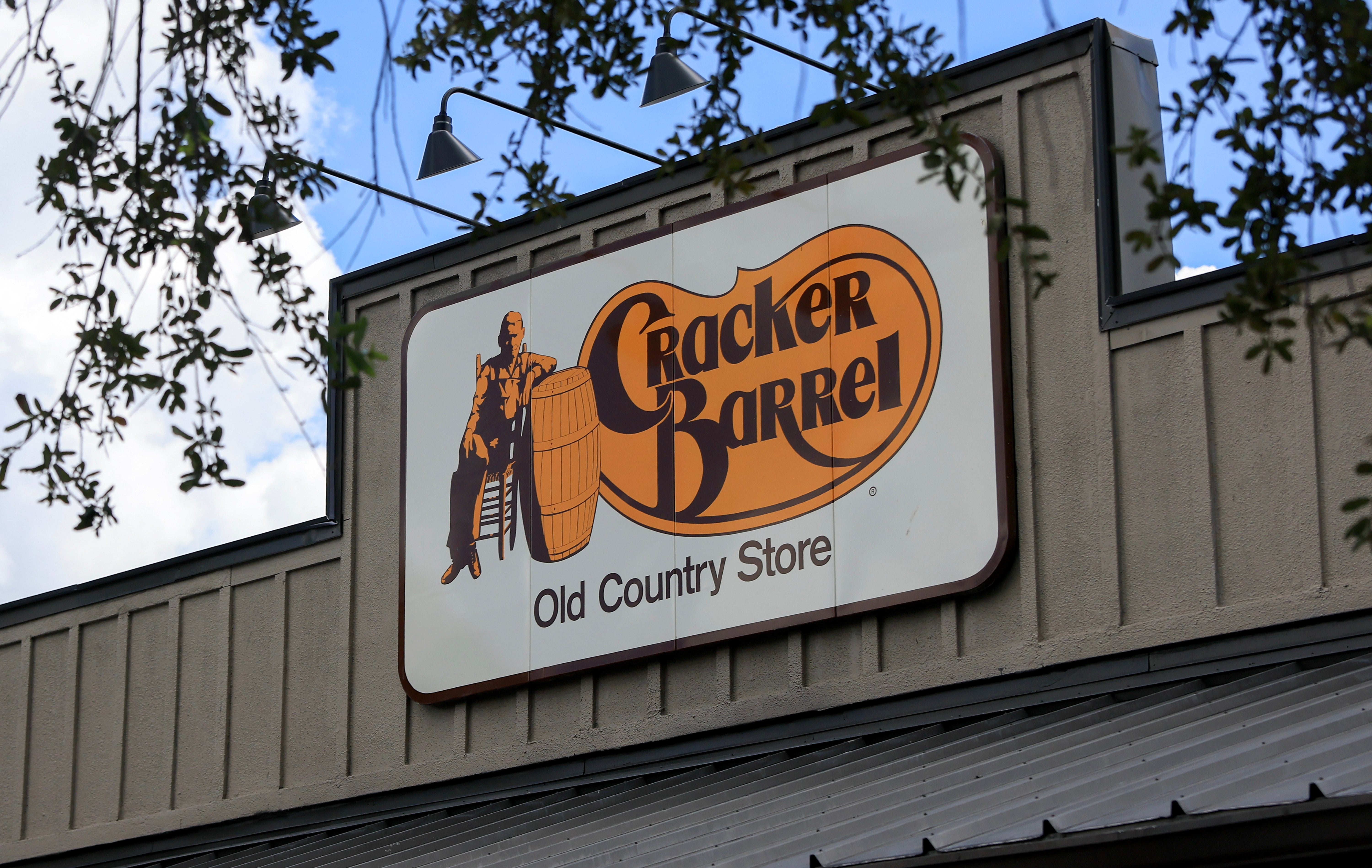 Cracker Barrel zapalila je političare i utjecaj na vatru zbog njegovog