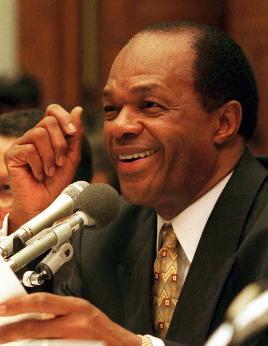 Bivša gradonačelnica DC -a Marion Barry uhvaćena je na kameru da puši kokain u ubodnoj operaciji. Skandal je došao usred krize droge kraja 80 -ih i 90 -ih.