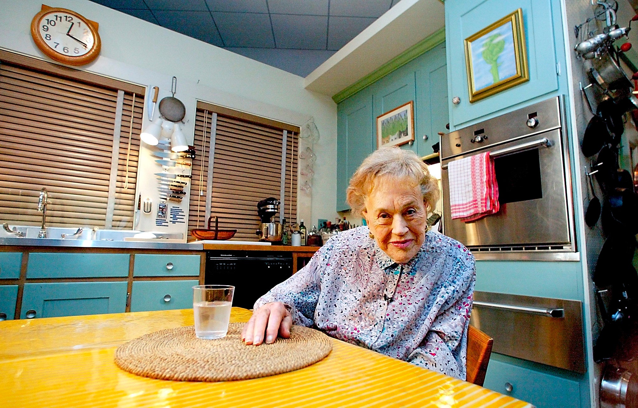 Julia Child sjedi u svojoj kuhinji nakon što se 19. kolovoza 2002. preselila i obnovila iz kuće Cambridge, MA, kao dio izložbe u Nacionalnom muzeju američke povijesti u Washingtonu, DC