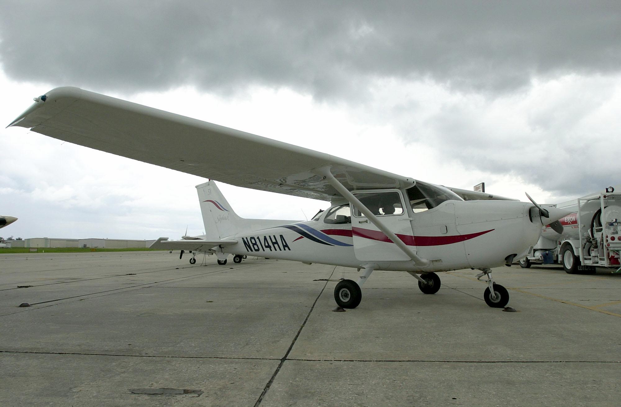 Jednostruki motor Cessna Skyhawk sjedi na pisti na zračnom aerodromu Huffman Aviation 12. rujna 2001. u Veneciji na Floridi. Jason Hong, 75, iz Kalifornije, pokušava otkriti tko mu krade Skyhawk, leti ga i vraća ga, sve bez itko primijeti.