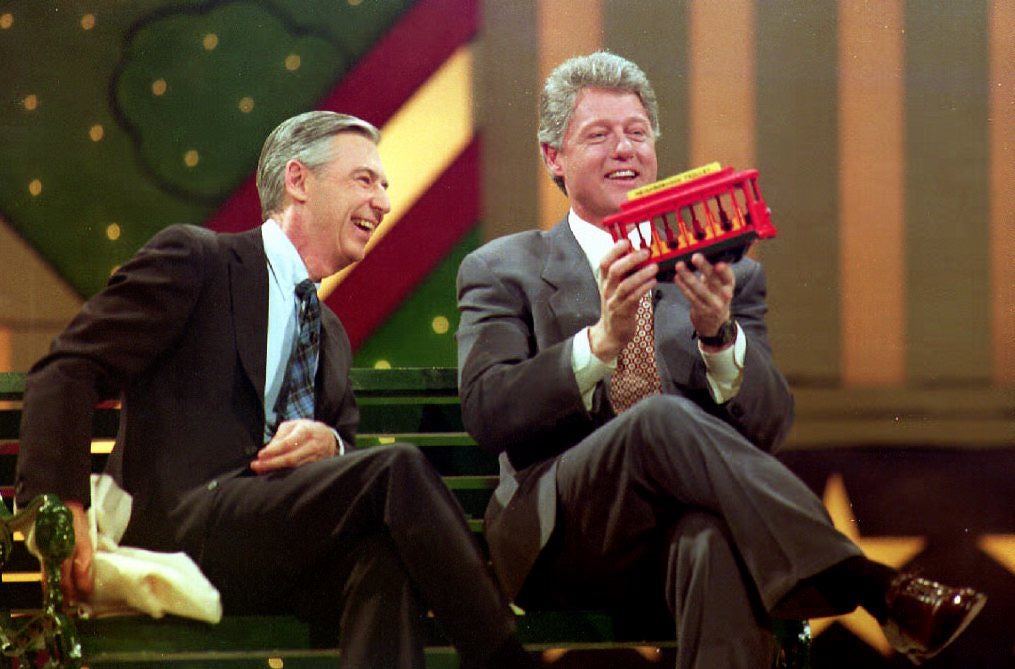 Američki izabrani predsjednik Bill Clinton održao je kolica koji mu je dao Fred Rogers
